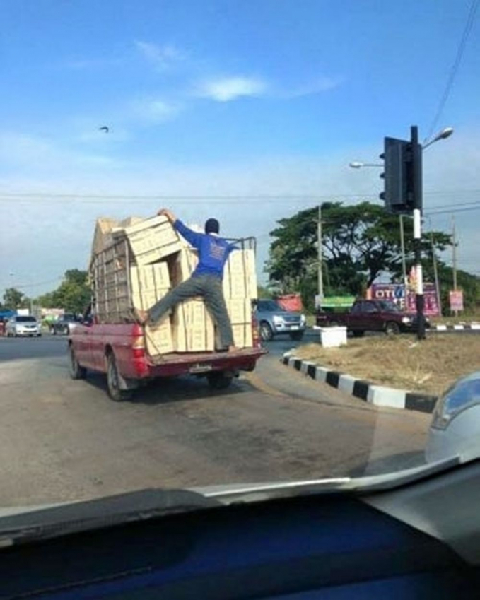 Potret kocak orang yang nebeng dikendaraan ini bikin kepala geleng-geleng 